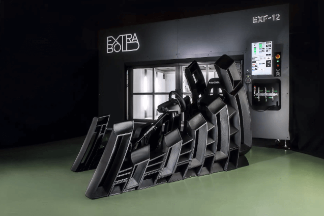 EXTRABOLD社の大型3D3プリンター「EXF-12」と「GT-EXPERIENCE-CONCEPT」出典：EXTRABOLD社